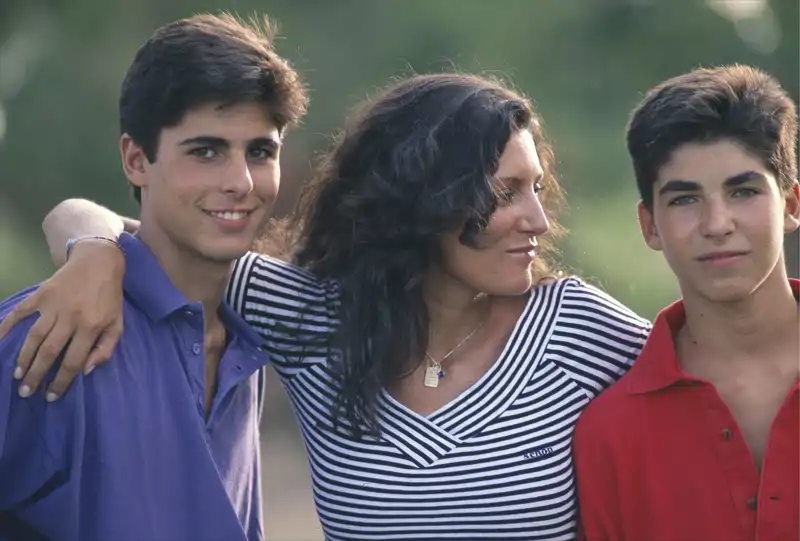 Carmina Ordoñez posa junto a sus hijos, Francisco y Cayetano Rivera, en la década de los 90. 