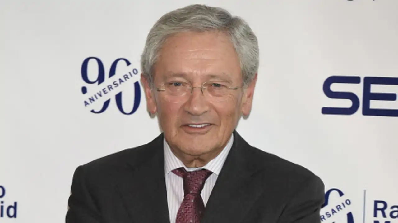 El periodista, Fernando Ónega, posando ante los medios de comunicación en el 90 aniversario de Radio Madrid de Cadena Ser. 