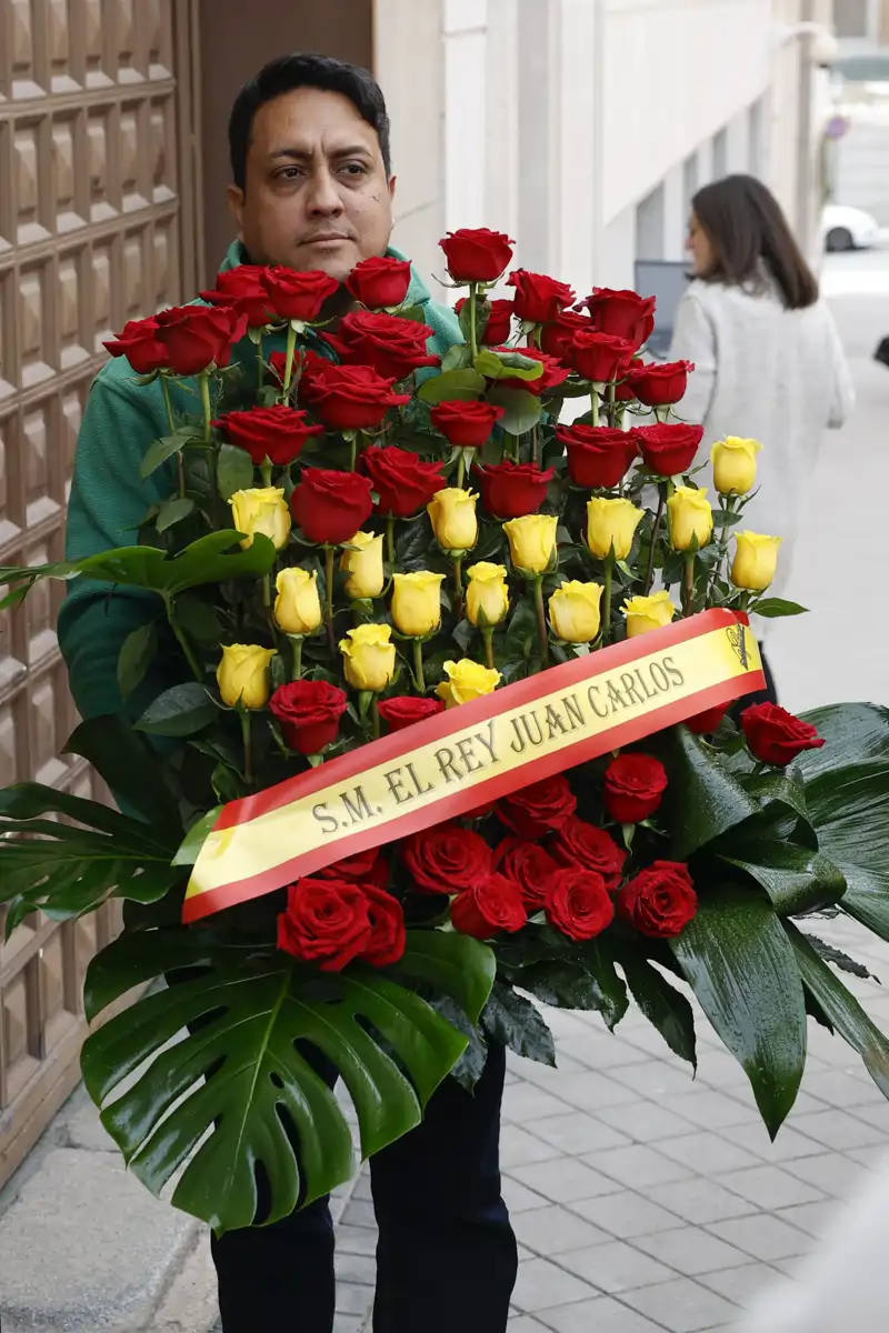 El Rey Juan Carlos envía una corona de flores a Fernando Ónega tras su muerte. 