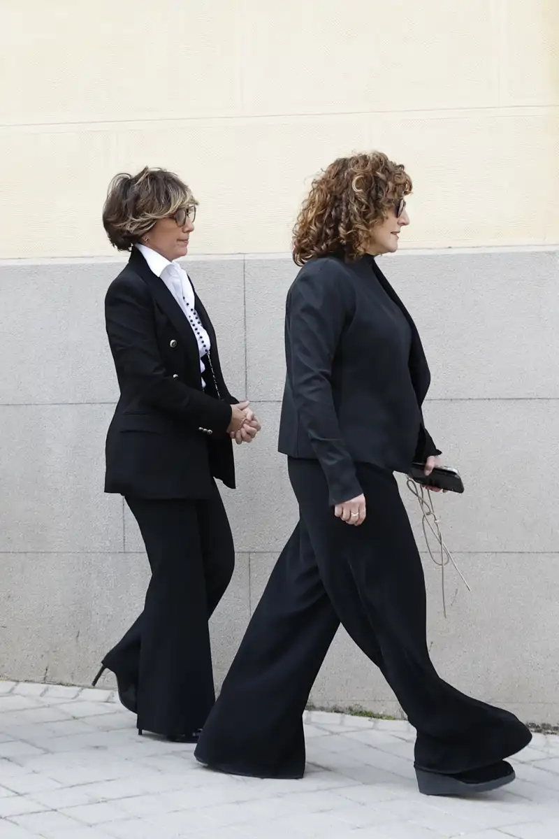 Sonsoles Ónega, con el rostro serio llega a la casa de Galicia y agradece el cariño de la prensa que se encuentra en las inmediaciones del edificio. 