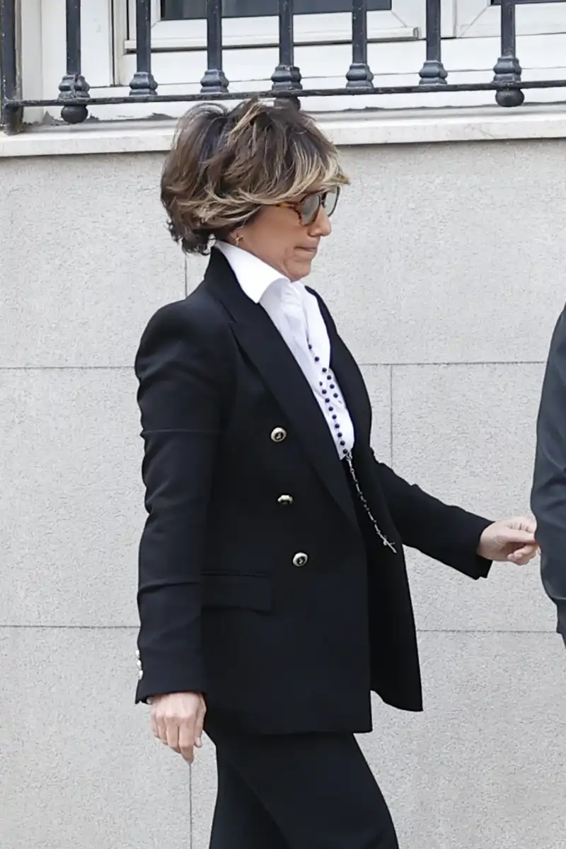 Sonsoles Ónega, de riguroso luto, llega a la capilla ardiente instalada en la casa de Galicia de Madrid, para despedir a su padre, a quien estaba muy unido. 