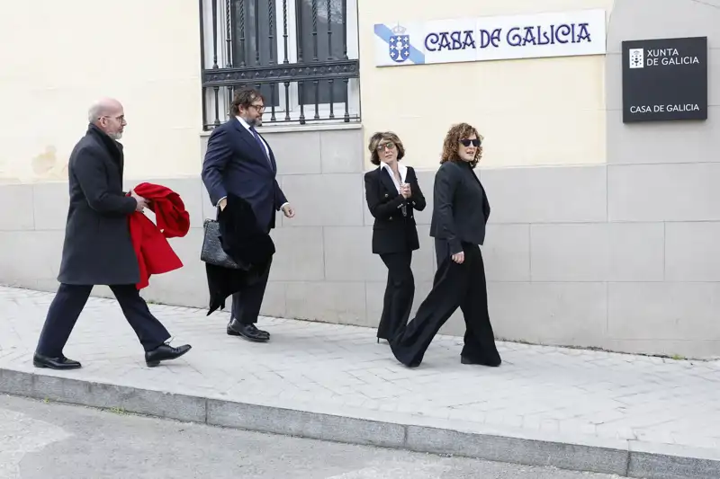Sonsoles Ónega instantes antes de entrar a la casa de Galicia, donde se ha instalado la capilla ardiente de su padre, el periodista Fernando Ónega. 