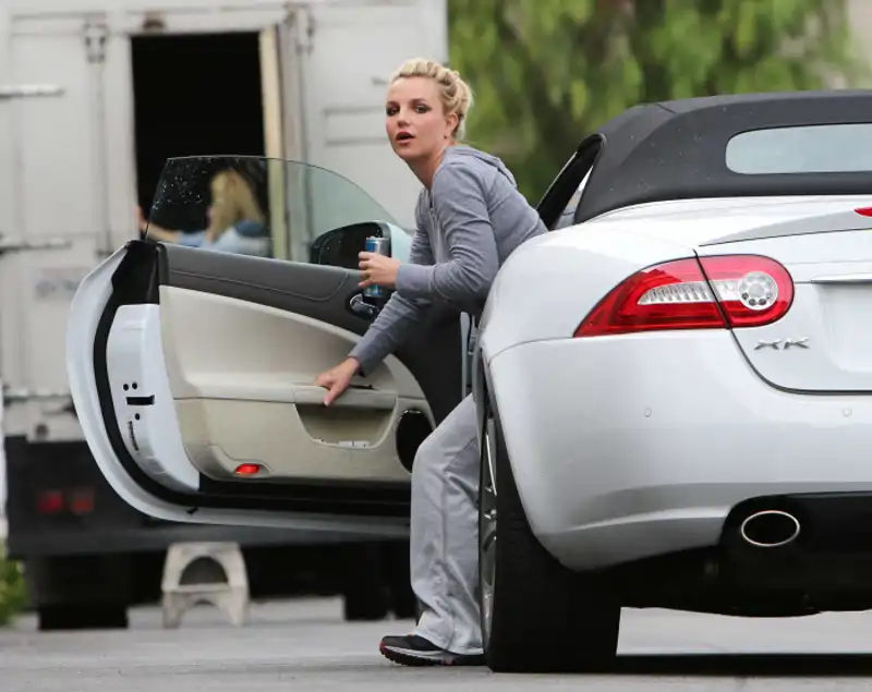 Britney Spears bajándose de un coche con un chándal gris