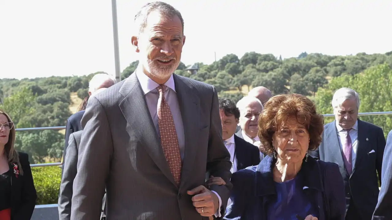El Rey Felipe VI y la que fuera su profesora de juventud, Carmen Iglesias, durante un acto en julio del pasado año. 