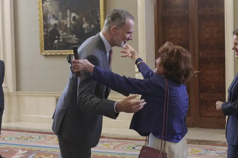 En julio del pasado año, el Rey Felipe VI no dudó en saltarse el protocolo para abrazar a la que había sido su profesora durante 20 años. 
