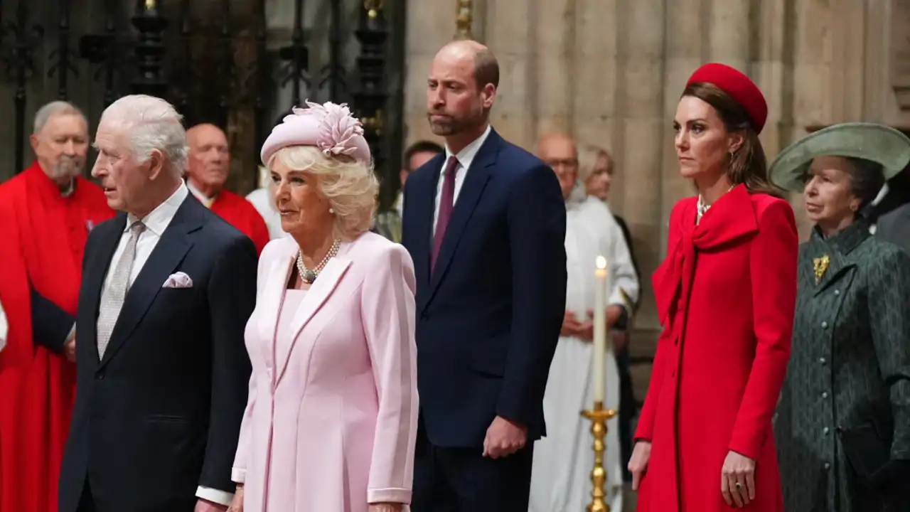 Los Reyes británicos, Carlos y Camilla; los príncipes Guillermo y Kate y la Princesa Ana durante el Día de la Commonwealth de 2025