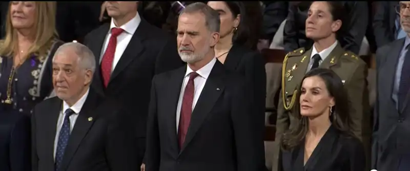 El Rey Felipe VI, muy emocionado al escuchar el himno nacional en el concierto 'In Memoriam'. 