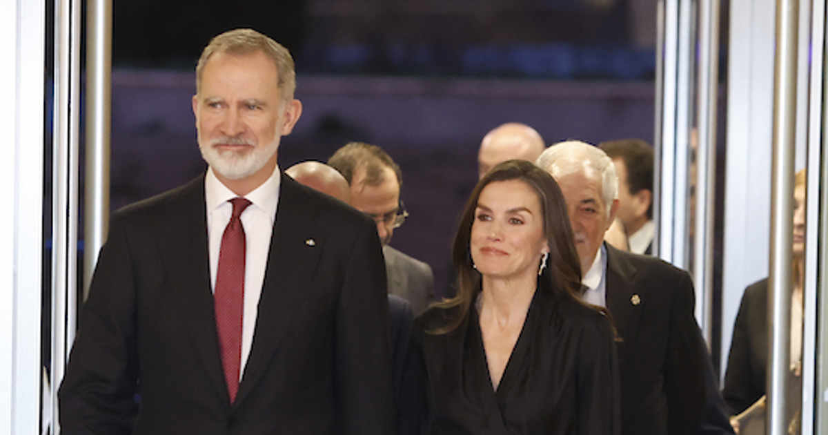 Los Reyes, Felipe y Letizia, muy emocionados, presiden el concierto  homenaje a las víctimas del terrorismo: de sus miradas cómplices a los  gestos de respeto durante el acto