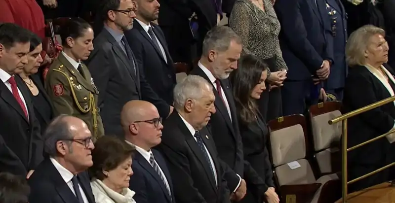 Los Reyes guardan un minuto de silencio junto a los presentes en el concierto 'In Memoriam'