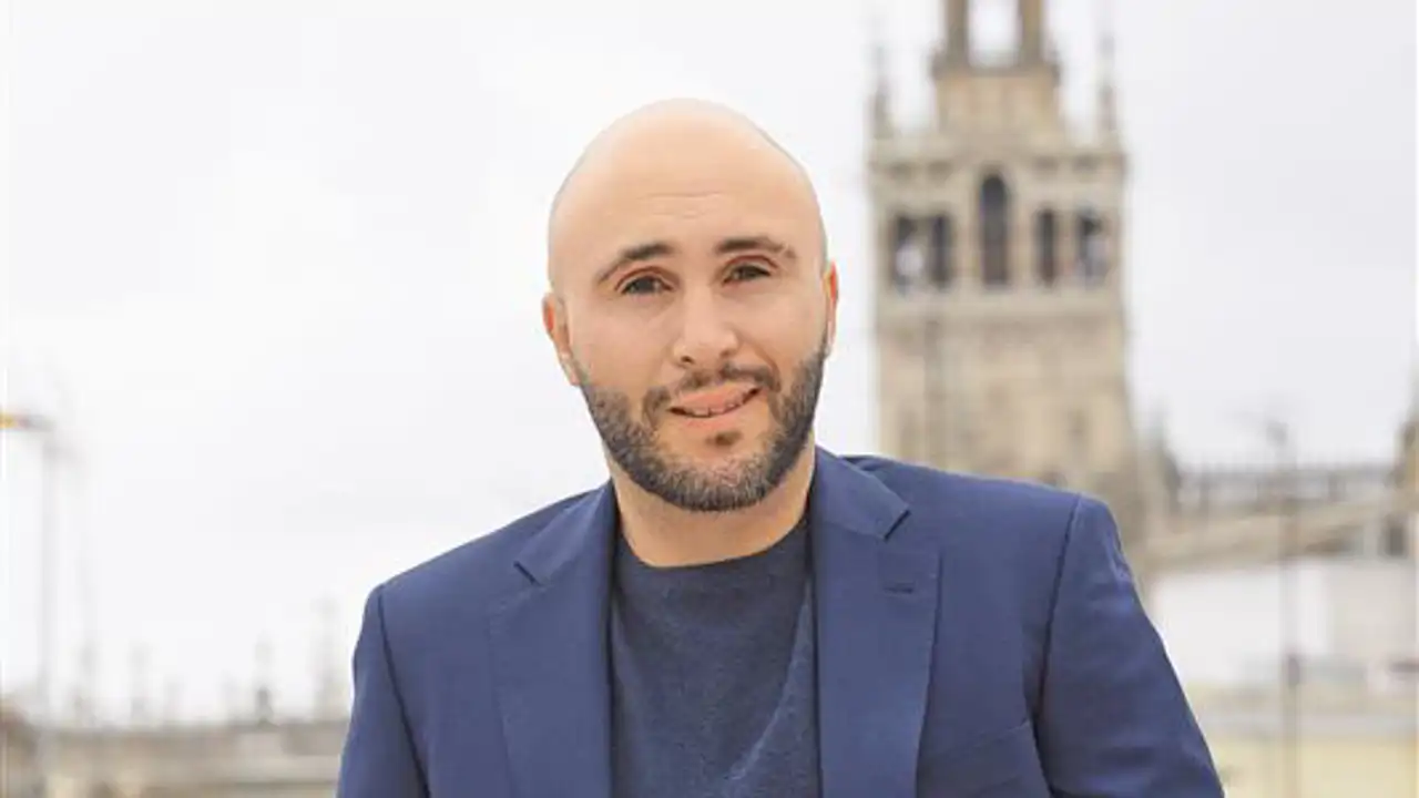 Kiko Rivera con la Plaza de España de Sevilla de fondo
