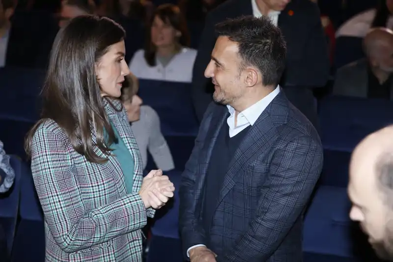 La Reina Letizia junto a Alejandro Amenábar en Pamplona. Ambos charlan de manera distendida durante este especial encuentro cinematográfico. 