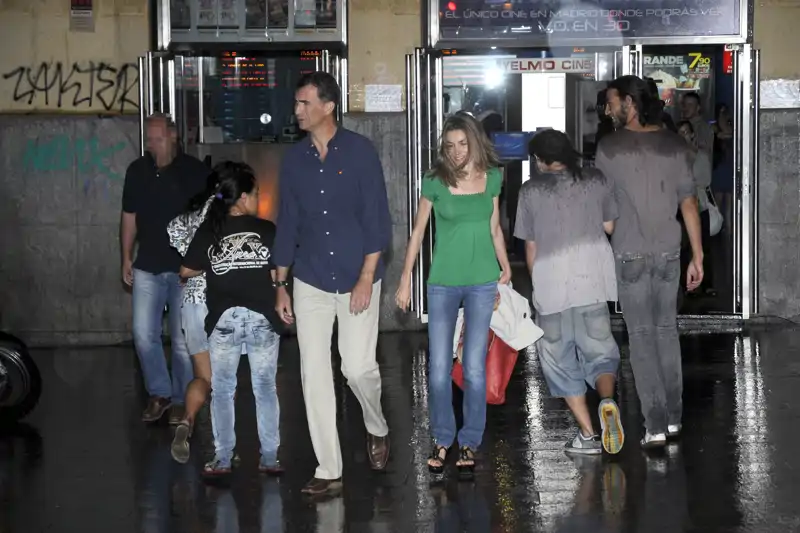 Los Reyes Felipe y Letizia saliendo del cine