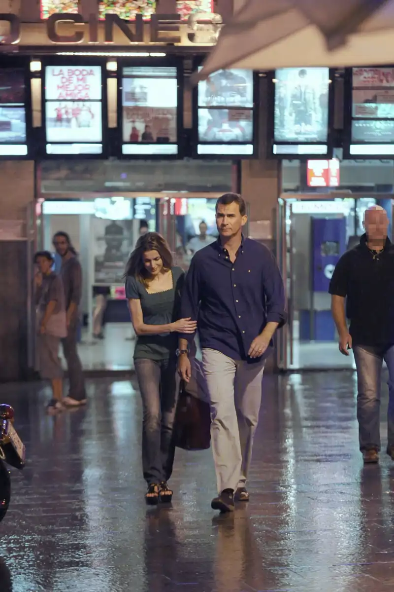 Sus Majestades los Reyes Felipe VI y  Letizia en el Cine Yelmo de Madrid, en agosto de 2011