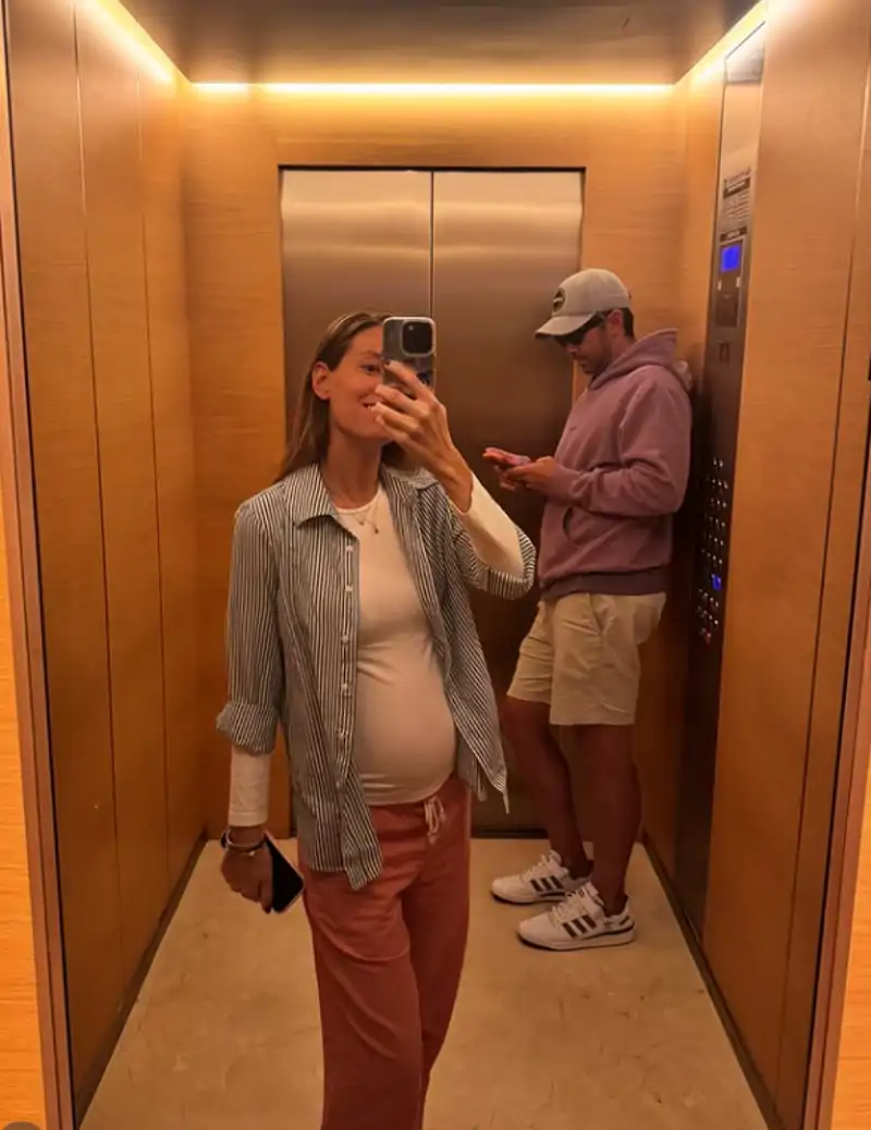 Ana Boyer presume de su cuarto embarazo. Al fondo de la imagen, Fernando Verdasco