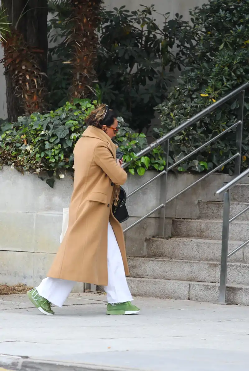 Sonsoles Ónega llegando a las inmediaciones de Antena 3 para reaparecer este 9 de marzo en pantalla tras la pérdida de su progenitor. 