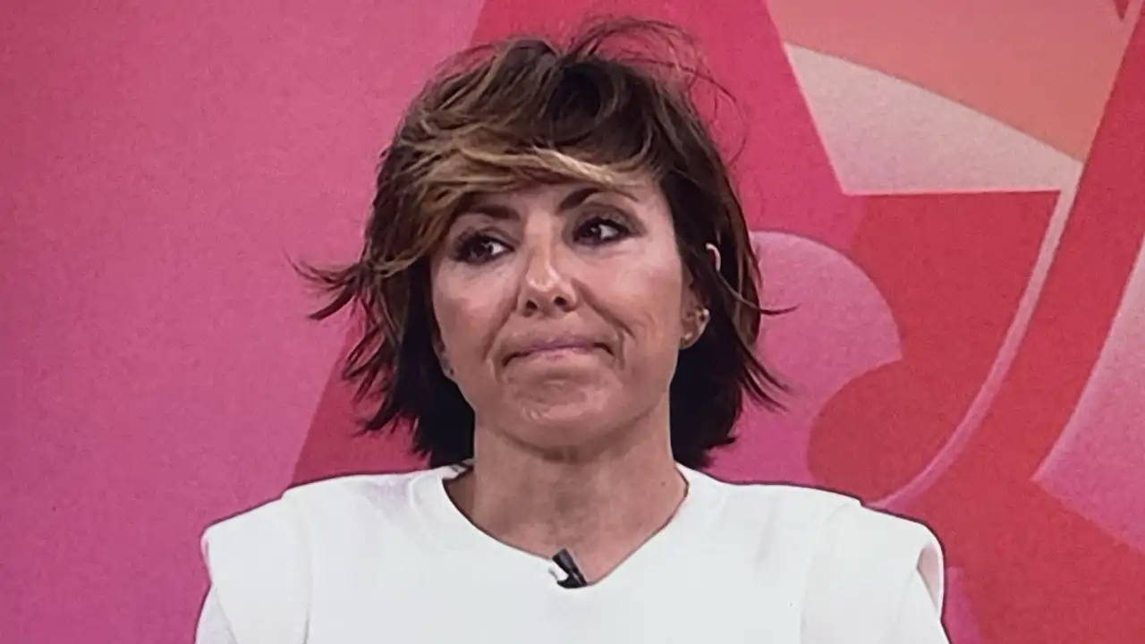 Sonsoles Ónega, muy emocionada al despedir a su padre en el plató de 'Y ahora Sonsoles'