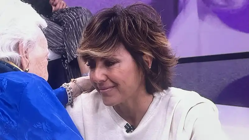 Sonsoles Ónega, muy emocionada en el plató de 'Y ahora Sonsoles' tras la muerte de su padre