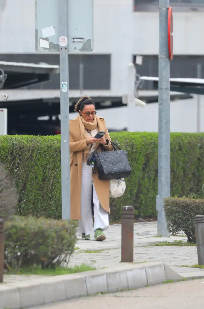 Sonsoles Ónega revisa su teléfono móvil mientras camina hacia las instalaciones de Antena 3, donde graba el formato que presenta, 'Y ahora Sonsoles'. 