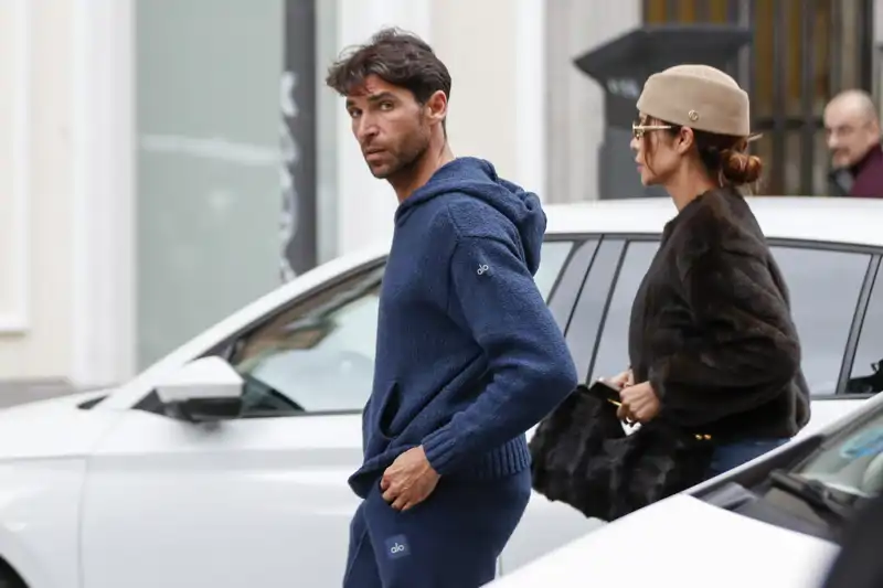 Cayetano Rivera y Tamara Gorro durante una de sus primeras salidas públicas después de confirmarse su relación y asegurar, la modelo y colaboradora, que no iban a esconder. A su lado, la portada de SEMANA que protagonizan.