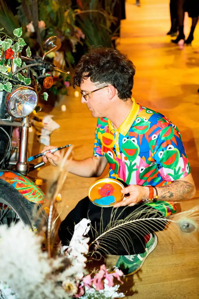 Aldo Comas, pincel en mano, durante una momento de la exposición Conexión - Desconexión