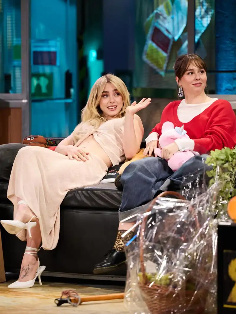 Clara Galle, a la izquierda, y Paula Usero, a la derecha, en La Revuelta, de RTVE. 