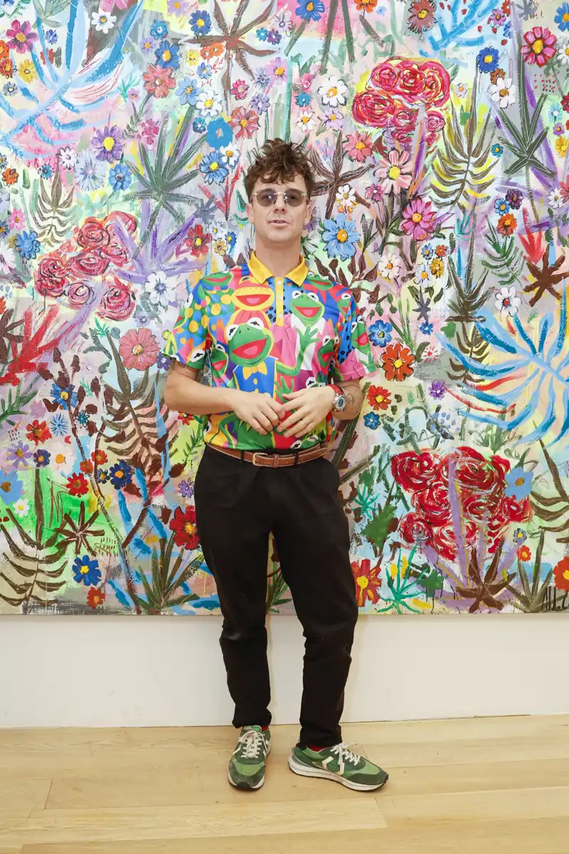 El artista Aldo Comas posa junto a uno de sus cuadros con motivo de la exposición Conexión - Desconexión