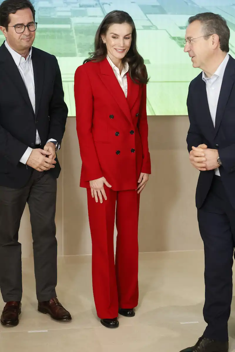 El traje rojo de Hugo Boss de la Reina Letizia en su última visita a Almería 