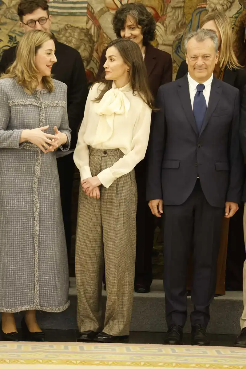 La Reina Letizia ha optado por un look de oficina