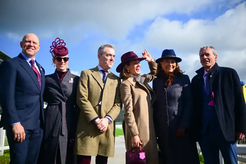 Carole Middleton acude al Festival Cheltenham, una cita destacada de carreras de caballos que se celebra cada marzo en el hipódromo de Cheltenham Racecourse