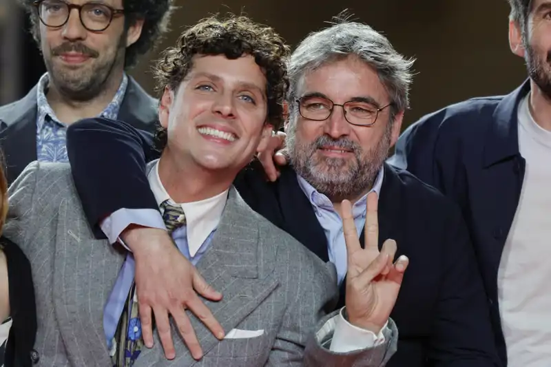 Eduardo Casanova posa feliz junto a Jordi Évole durante la presentación de 'Sidosa' en el Festival de Málaga