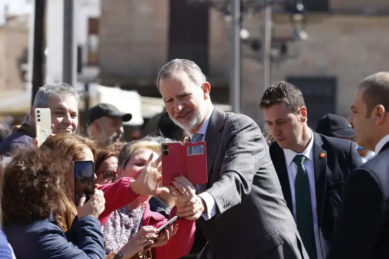 El Rey Felipe VI durante una visita al Museo de Artes Escénicas en Almagro (Ciuda Real), que tuvo lugar el 27 de marzo de 2025. Cita en la que se hizo un selfie con algunos ciudadanos. 