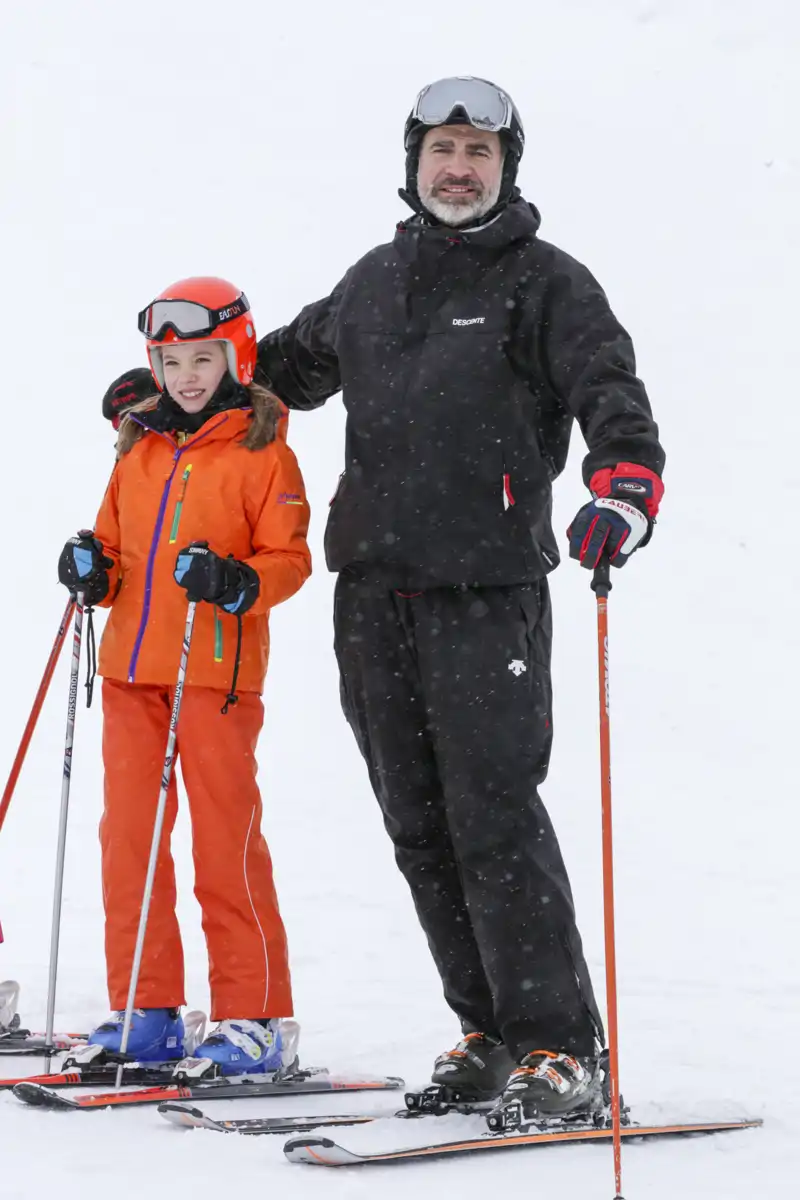 El Rey Felipe VI junto a su hija, la Infanta Sofía durante unas vacaciones de invierno en Astún, Jaca (Huesca).