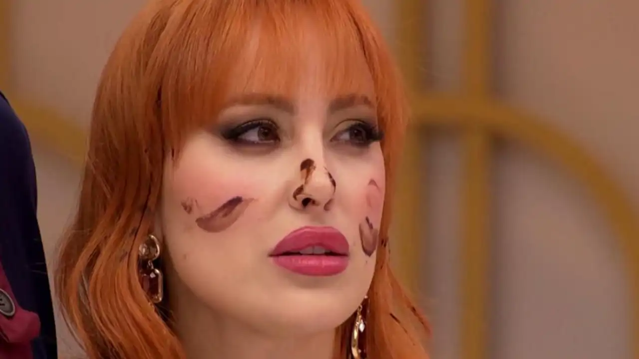 Ivana Rodríguez en Top Chef escucha atenta el veredicto de los jueces tras su última prueba de repostería y pastelería en el programa de RTVE. 
