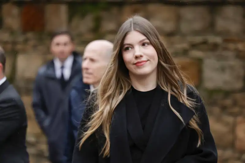 La Infanta Sofía, con gesto serio y vestida de negro