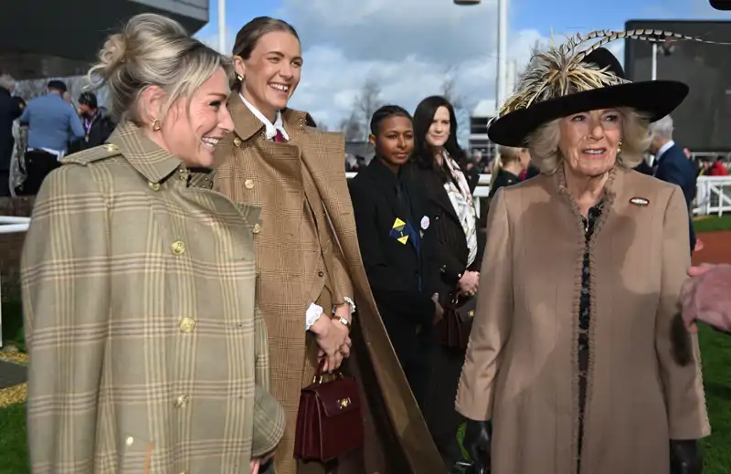La Reina Camilla acudió a las carreras de caballos con un elegante sombrero de plumas