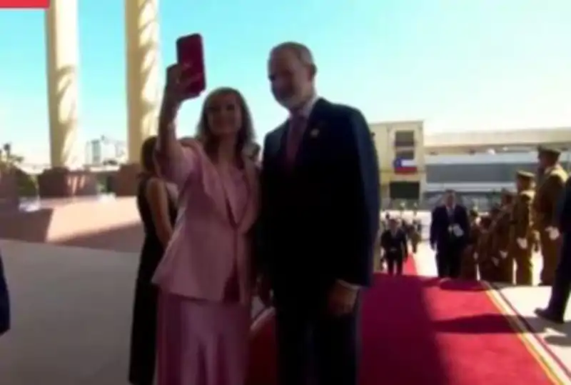 La senadora chilena Loreto Carvajal le pidió hacerse un selfie al Rey Felipe VI durante el saludo institucional. 