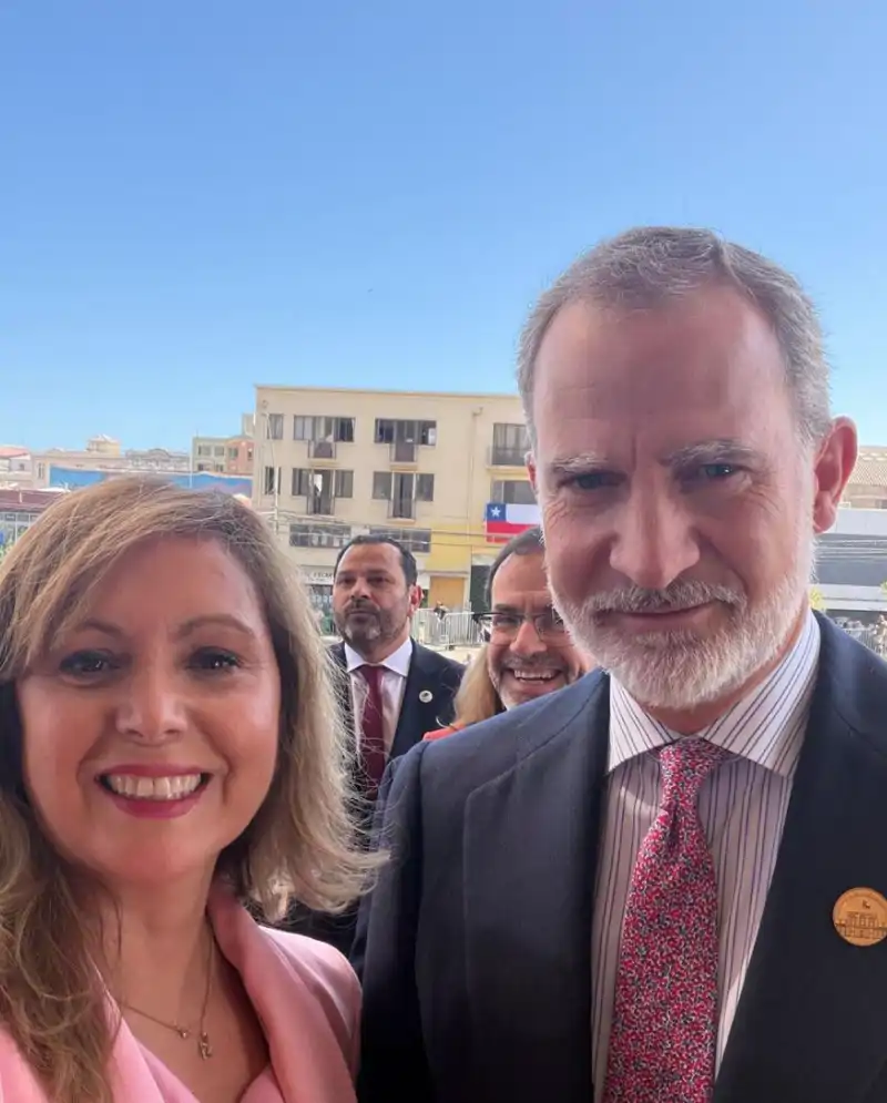La senadora Loreto Carvajal junto al Rey Felipe