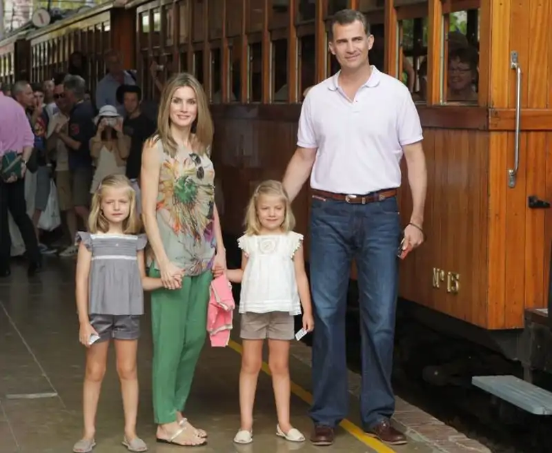 Los Reyes Felipe y Letizia, junto a sus dos hijas, la Princesa Leonor y la Infanta Sofía en el Sóller (Palma de Mallorca), el 6 de agosto de 2012.