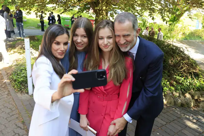 Los Reyes Felipe y Letizia junto a sus hijas. 