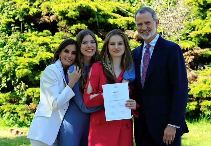 Sus Majestades los Reyes, la Princesa de Asturias y la Infanta Sofía, tras el acto de graduación de la Princesa de Asturias en el UWC Atlantic College de Gales