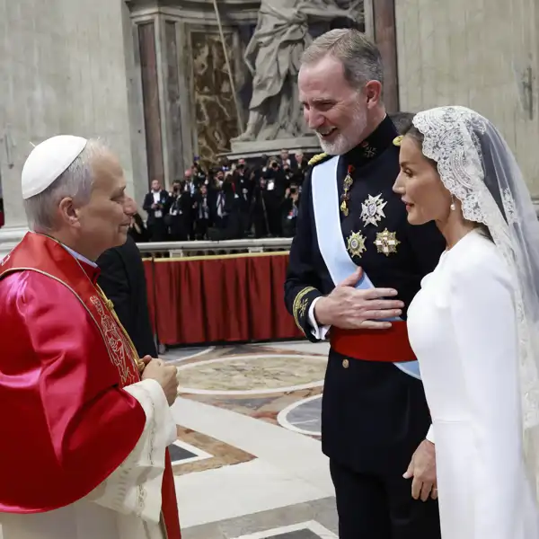 el-privilegio-de-blanco-de-la-reina-letizia-ante-los-distintos-papas