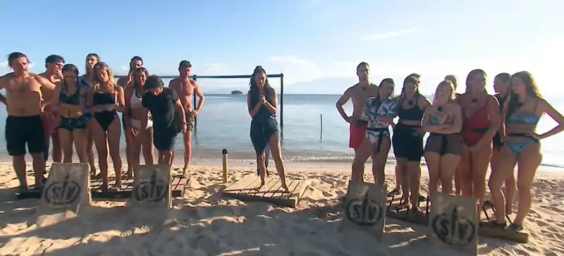 Los concursantes compiten en un juego de localización. 