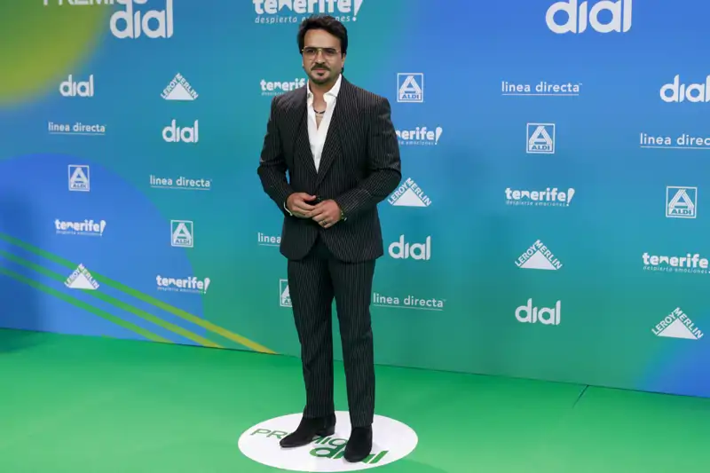 Luis Fonsi derrocha elegancia en los Premios Dial 2026