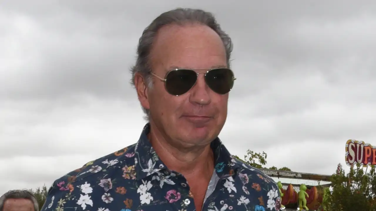 Bertín Osborne, con gafas de sol y una camisa de estampado floral