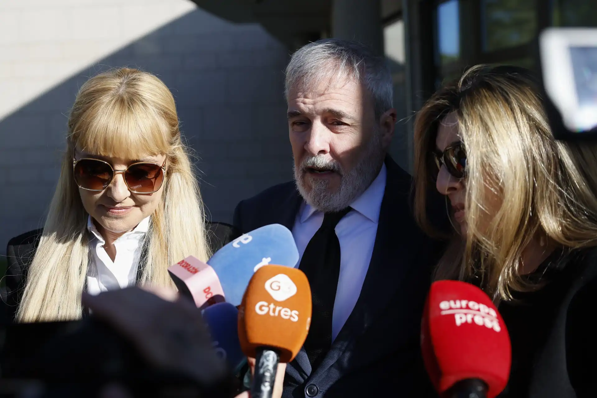 Cayetana, Fernando y Natalia Guillén Cuervo en el último adiós a Gemma Cuervo