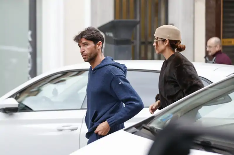 Cayetano Rivera con gesto serio dando un paseo por Madrid con Tamara Gorro