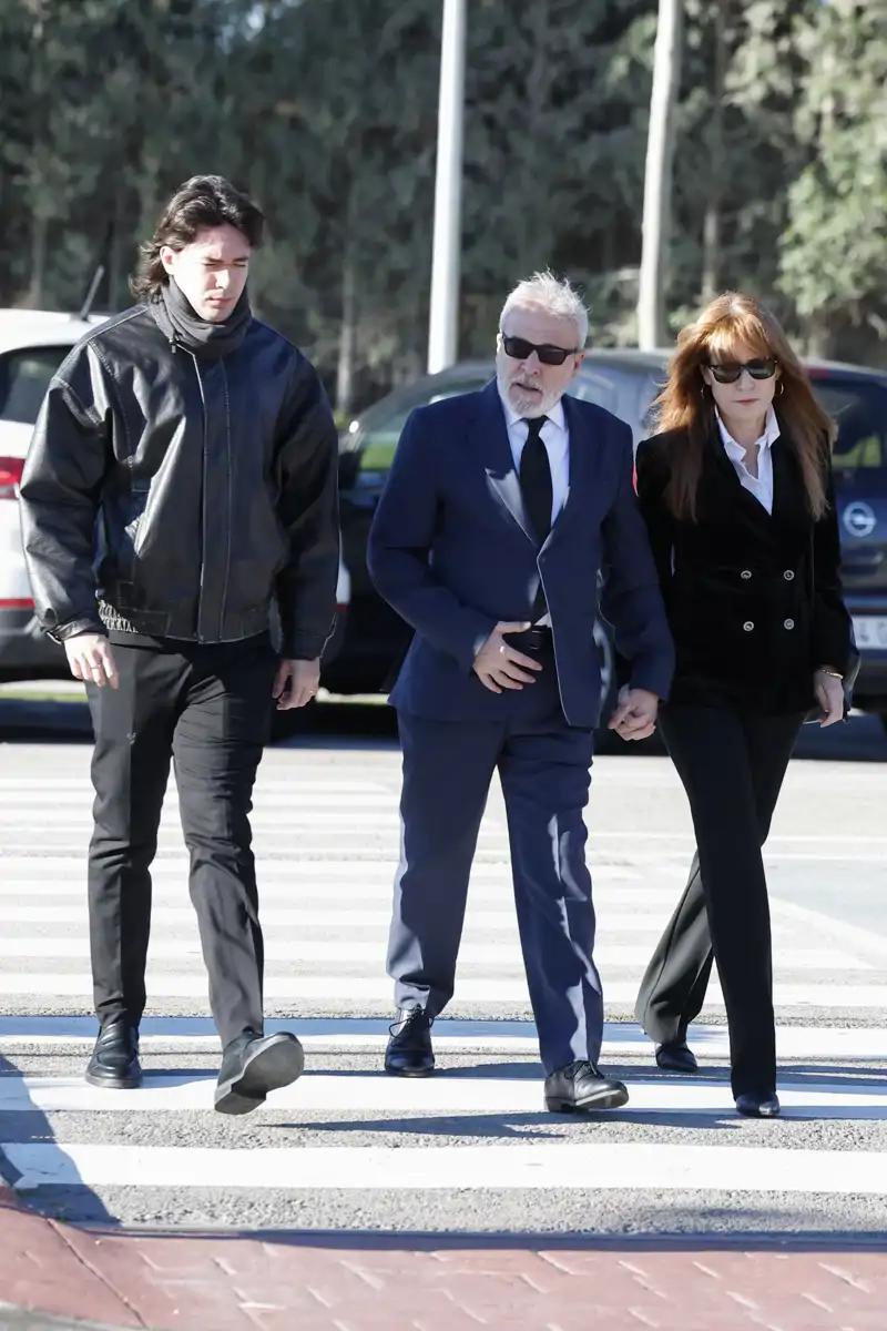 Fernando Guillén Cuervo, hijo de Gemma Cuervo, llega al Tanatorio de la paz para despedir a su madre, acompañado de su mujer, Lupe Cartié, y su hijo. 