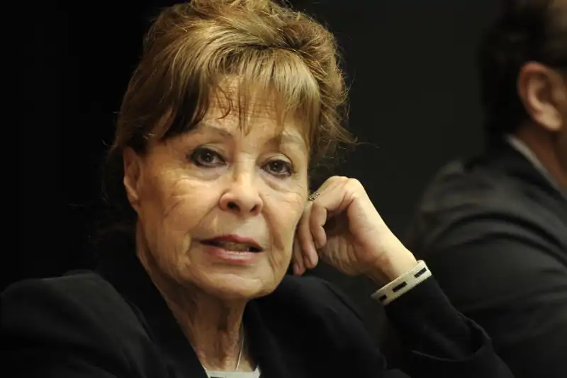 Gemma Cuervo, actriz de 'La que se avecina', vestida de negro en un evento