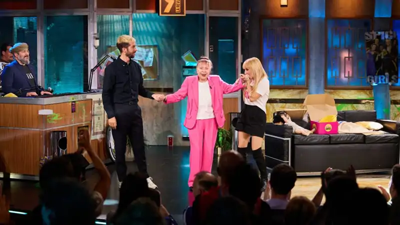 Gemma Cuervo en La Revuelta, con su hija, Cayetana Guillén Cuervo, besándole la mano orgullosa y David Broncano sujetándole la otra