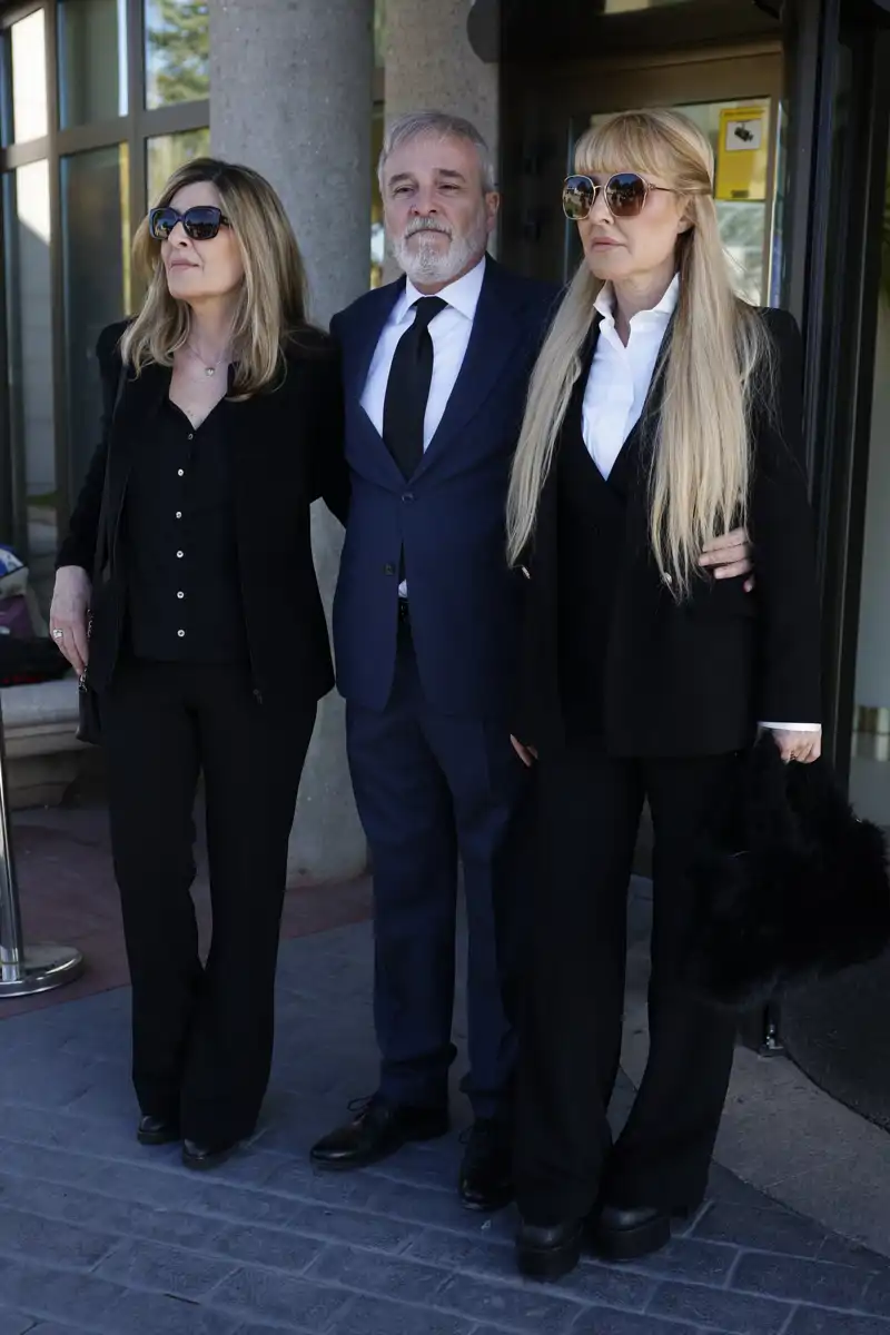 Natalia, Fernando y Cayetana Guillén Cuervo posan a las puertas del Tanatorio de la Paz donde se ha organizado el último adiós a su madre, Gemma Cuervo.